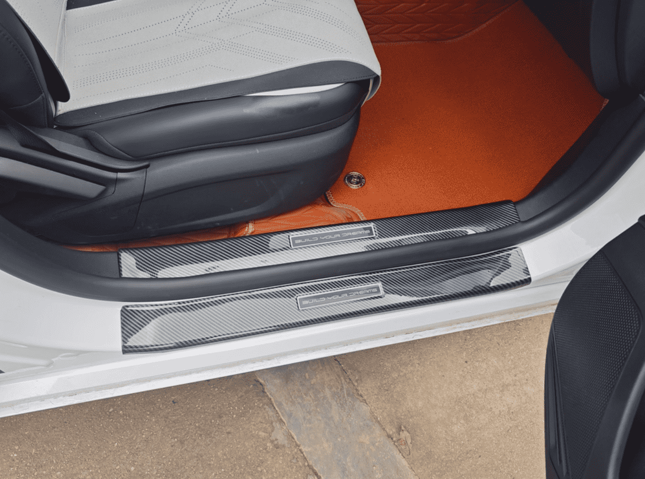 Xevaban.com ở 214 Giải Phóng là đơn vị chuyên cung cấp phụ kiện oto, đồ chơi oto, đồ chơi byd seal 5, phụ kiện byd seal 5, xevaban, 214 giải phóng, ốp bậc chân seal 5, nẹp bậc chân seal 5, ốp bậc chân chống xước seal 5.